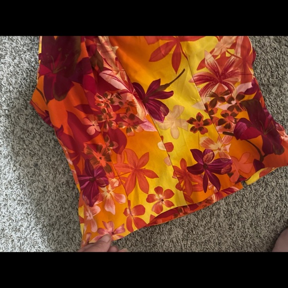 Size small 1-3 maybe a 4 straight from the islands - Picture 2 of 3